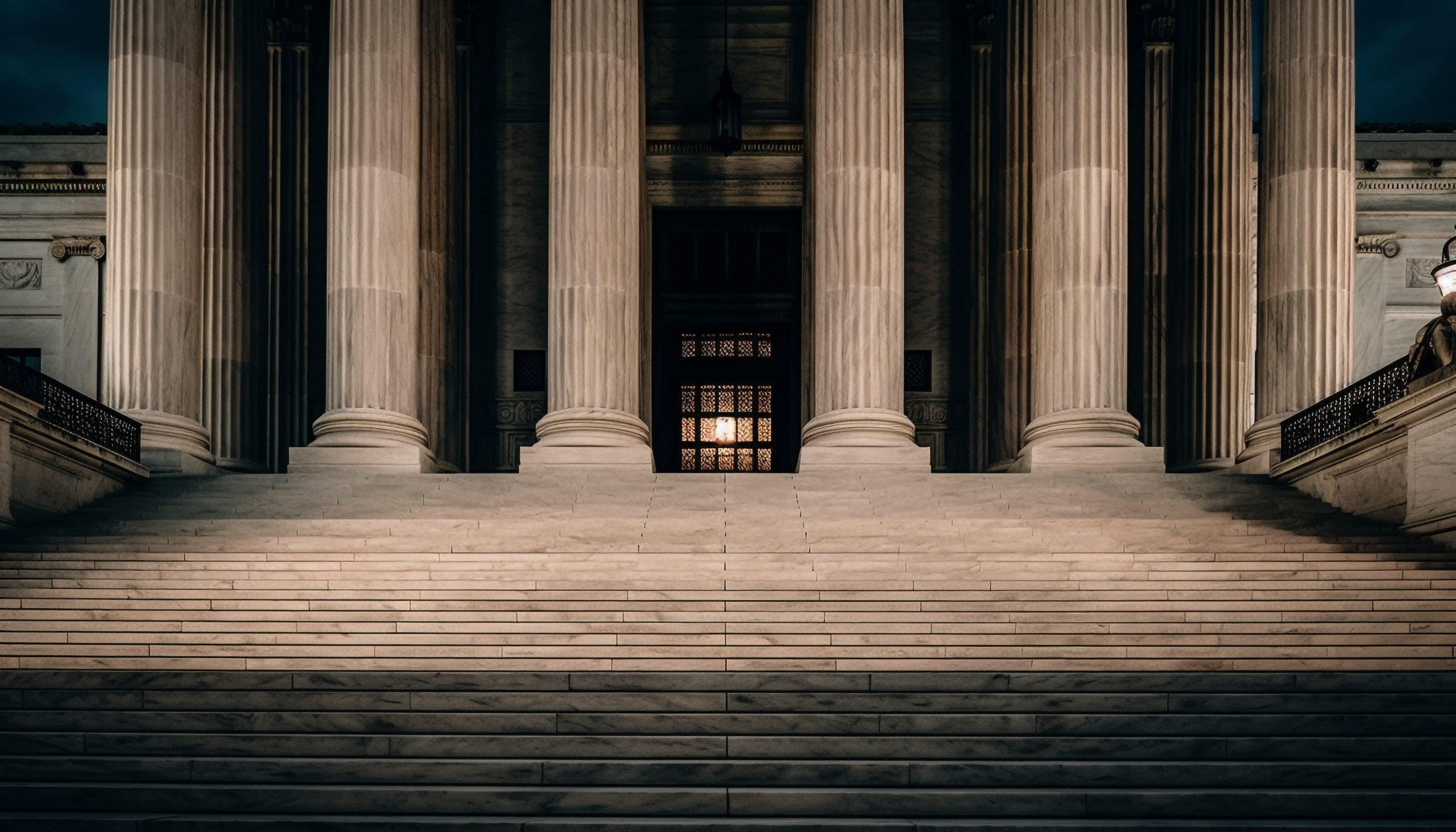Facciata neoclassica del tribunale illuminata di notte
