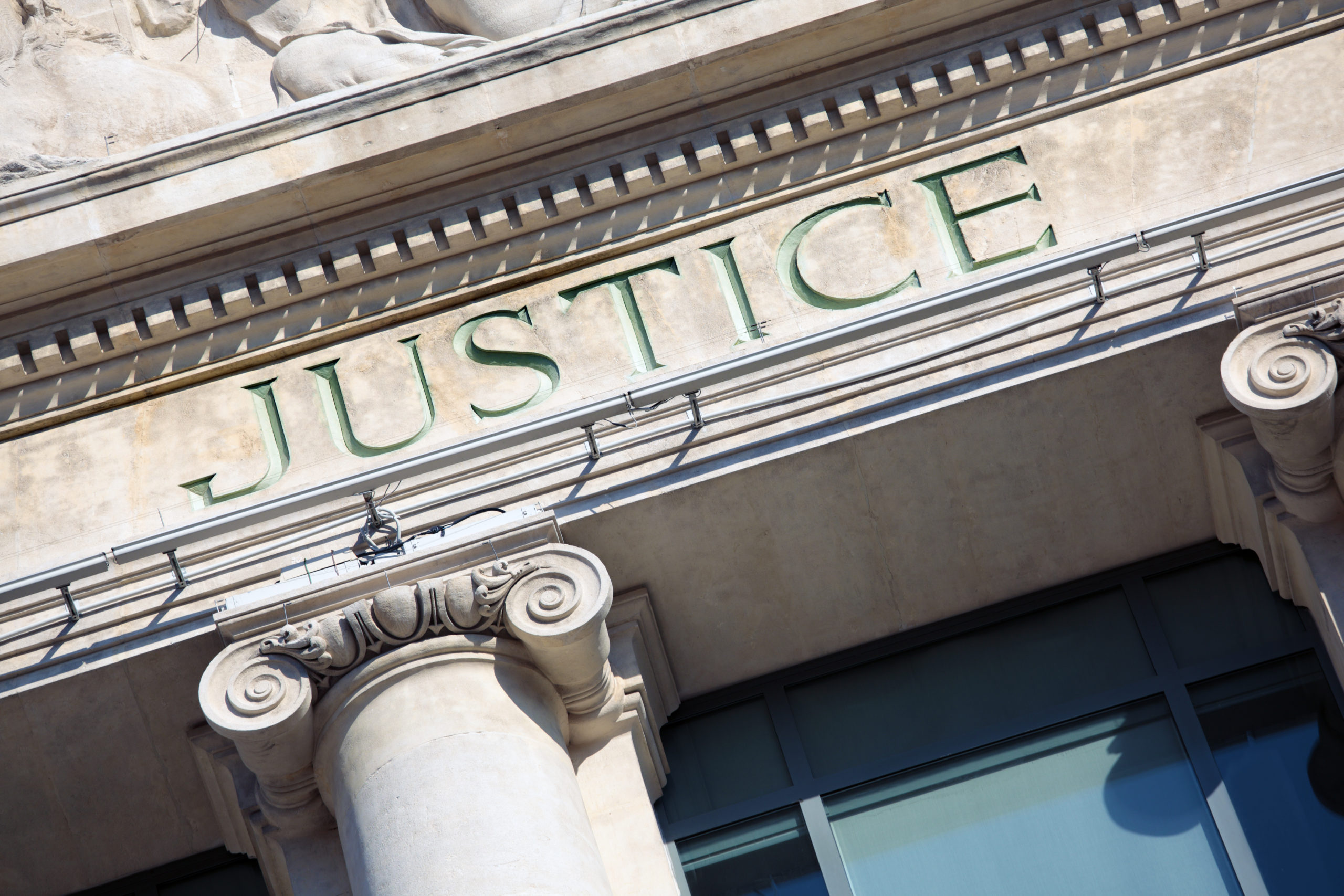 L'edificio del tribunale con la scritta in inglese Giustizia