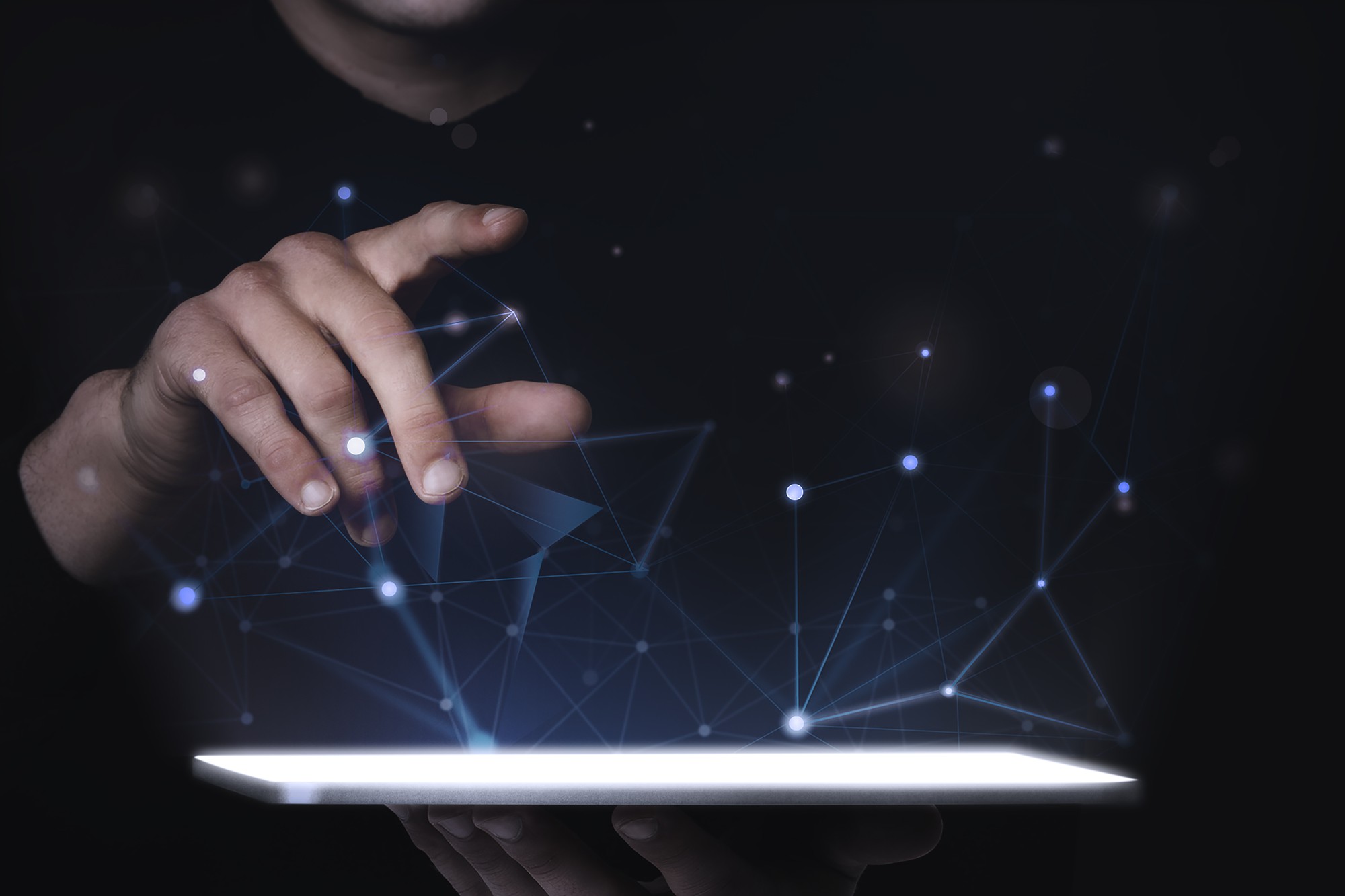 una persona usa tablet per mandare documenti