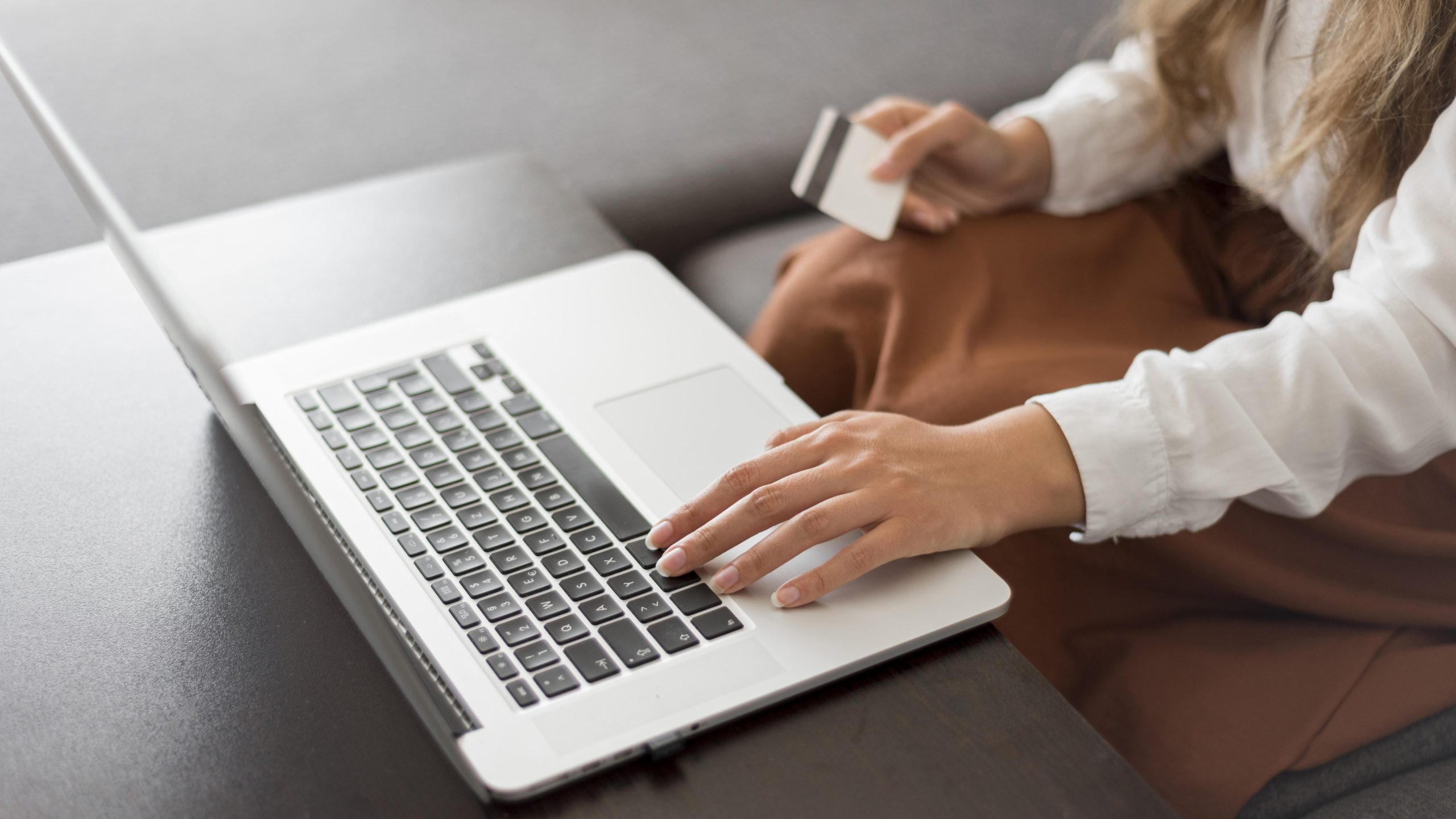 una donna davanti al computer