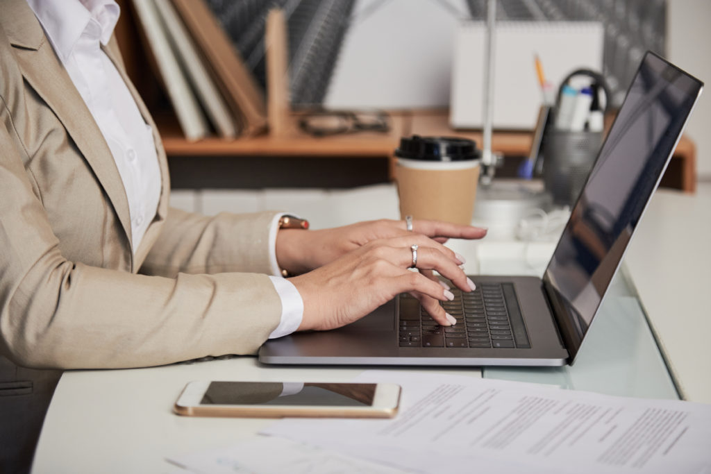 una donna in ufficio lavora sul laptop