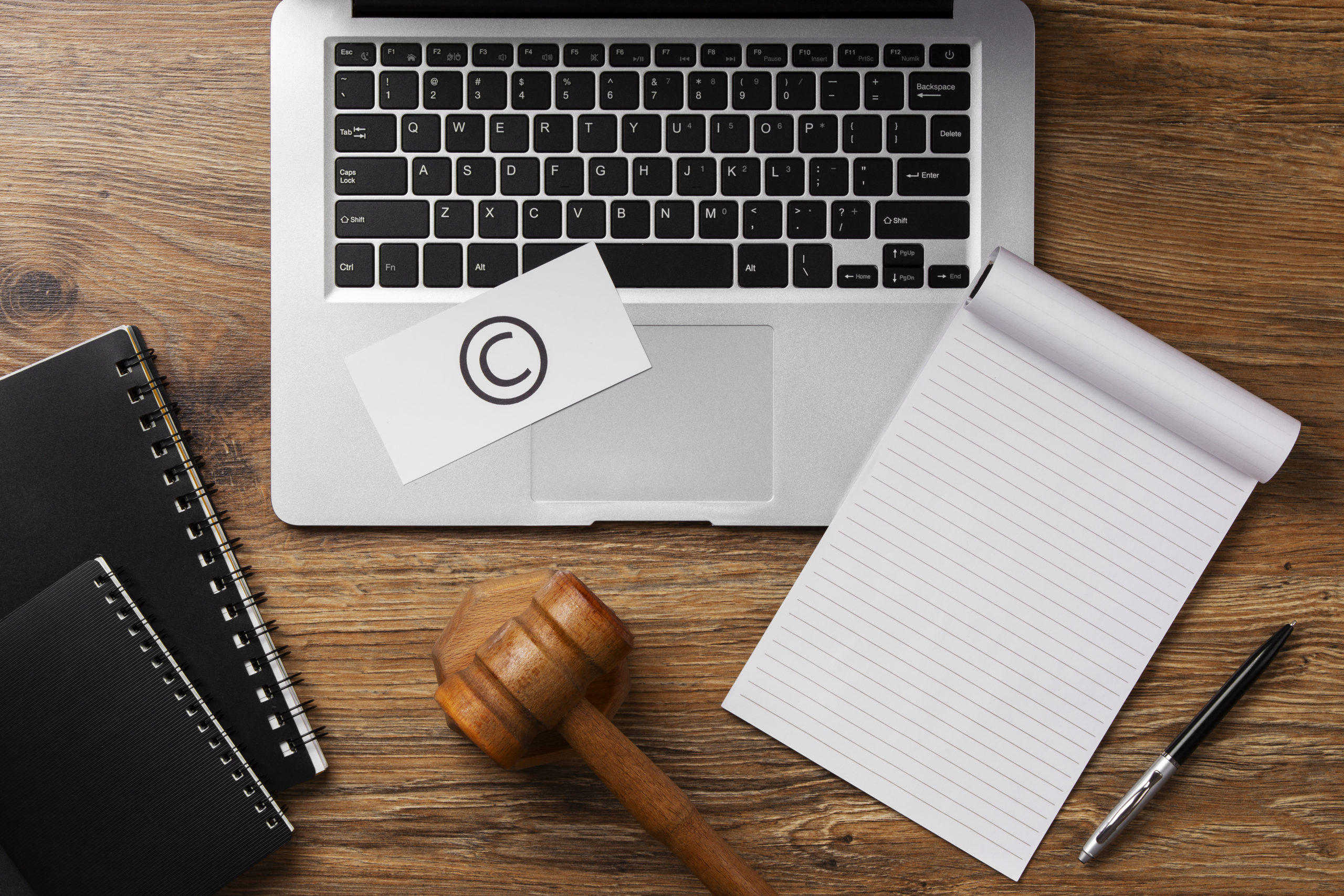 oggetti sulla scrivania in uno studio legale