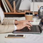 una donna in ufficio lavora sul laptop
